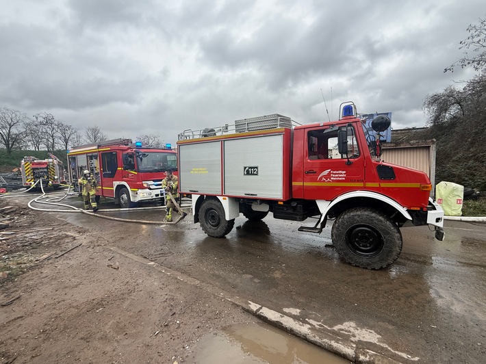 FW Weinheim: Feuerwehr Weinheim unterstützt bei Brand auf Recyclinghof in Neckarhausen