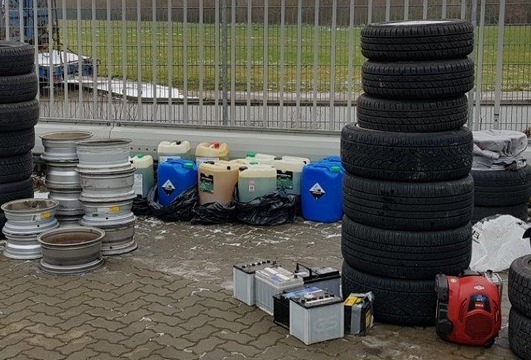 BPOL-FL: Polnischer Fahrer mit Altbatterien in überladenem Kastenwagen gestoppt