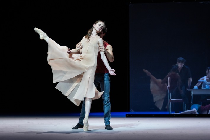 Albert Kriemler entwirft Kostüme zu John Neumeiers Ballett "Epilog" an der Hamburgischen Staatsoper