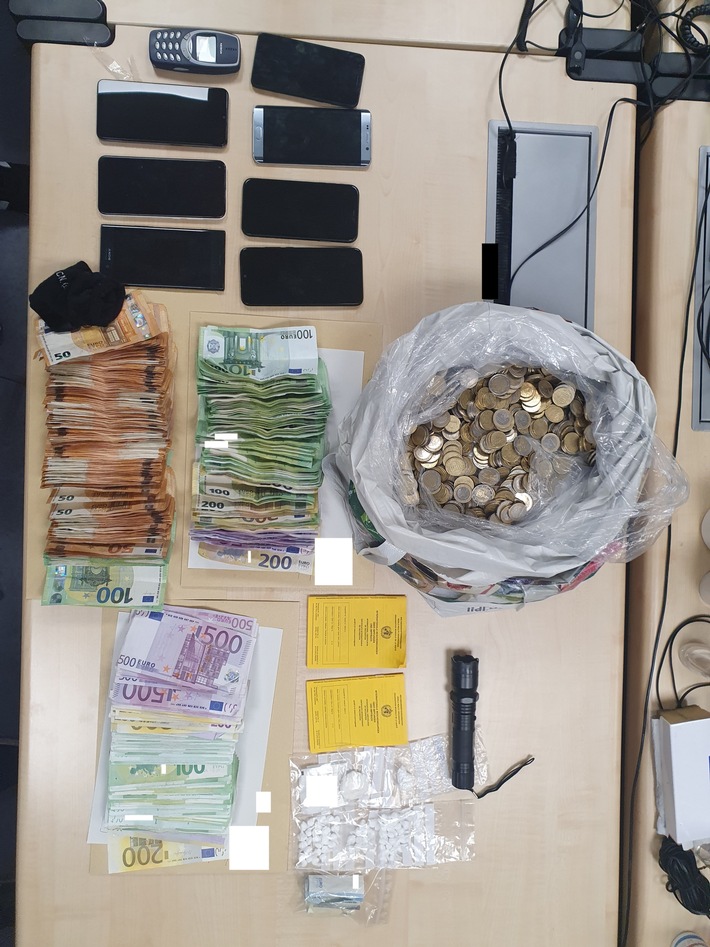 POL-D: Drogenkiosk am Worringer Platz aufgeflogen - Zwei Tatverdächtige festgenommen - Über 60.000 Euro Drogengeld beschlagnahmt - Impfausweise und Elektroschocker sichergestellt