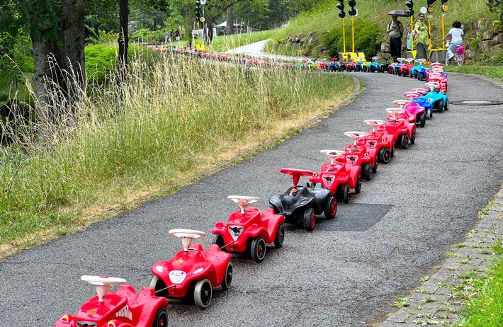 Bad Wildbad schreibt Weltrekordgeschichte mit der »längste zusammenhängende Bobby Car-Kette« der Welt (183 Bobbycars)