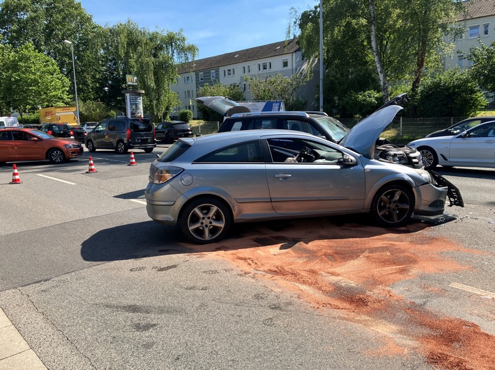 FW-MH: Brand eines Elektro-Gabelstaplers und Verkehrsunfall in Mülheim Saarn