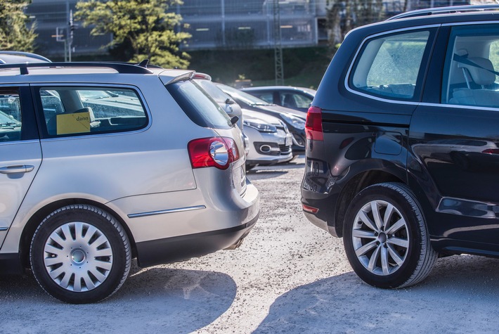 Tipps für den Alltag / Wenn zwei dasselbe falsch machen...Rückwärtsfahren auf dem Parkplatz: Der schnelle Tritt auf die Bremse allein tut