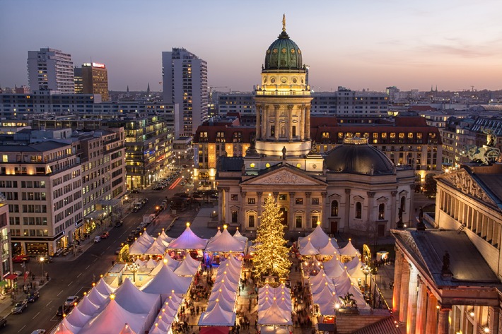 Immer mehr Deutsche verreisen im Advent zu den schönsten Weihnachtsmärkten Europas / Glühwein und Spekulatius - Citytrips boomen im November und Dezember