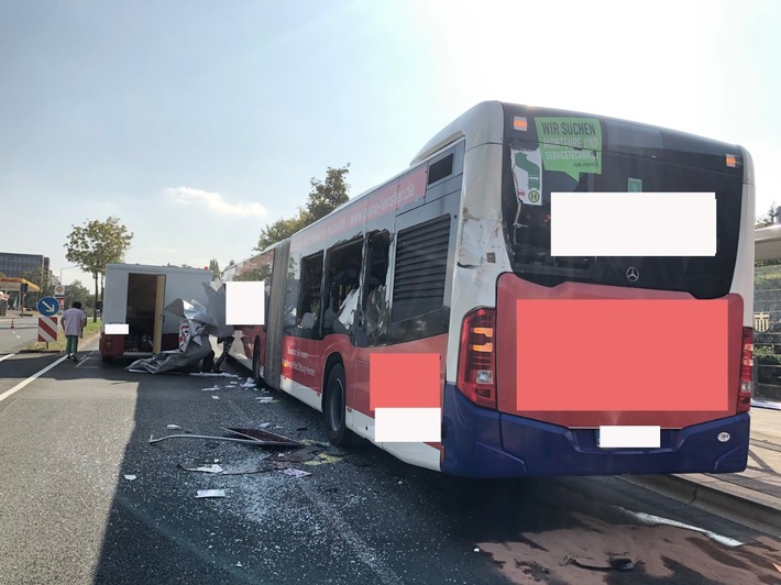 POL-PB: Verkaufswagen mit offener Klappe beschädigt Linienbus