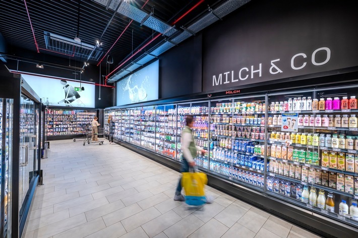 Ein wichtiger Schritt für mehr Tierwohl: EDEKA-Verbund bezieht erstmals mehr als 1,5 Milliarden Liter Milch aus Haltungsform 3 oder höher. / Weiterer Text über ots und www.presseportal.de/nr/51907 / Die Verwendung dieses Bildes für redaktionelle Zwecke ist unter Beachtung aller mitgeteilten Nutzungsbedingungen zulässig und dann auch honorarfrei. Veröffentlichung ausschließlich mit Bildrechte-Hinweis.