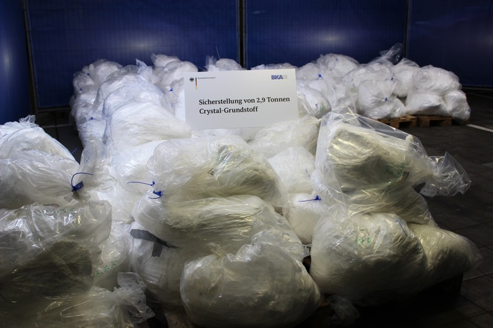 BKA: StA Leipzig und Bundeskriminalamt teilen mit: 
Erfolgreicher Schlag gegen den internationalen Rauschgifthandel: Sicherstellung von 2,9 Tonnen Crystal-Grundstoff, Pressetermin am 13.11.2014