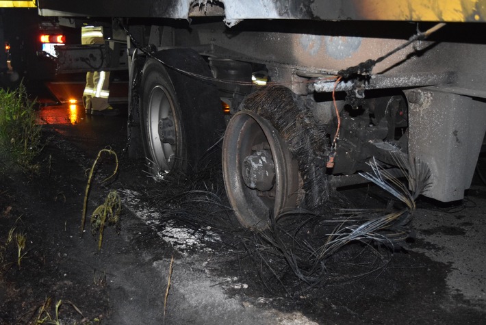 POL-DEL: Autobahnpolizei Ahlhorn: Brand eines Lkw-Anhängers auf der B75 in Delmenhorst +++ Schnelles Eingreifen der Feuerwehr