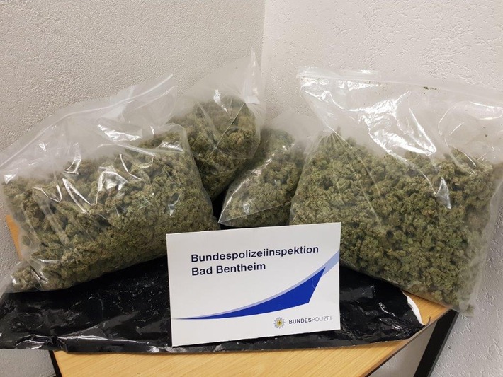 BPOL-BadBentheim: Vier Kilogramm Marihuana aus Auto geworfen / Flucht vor Bundespolizei erfolglos