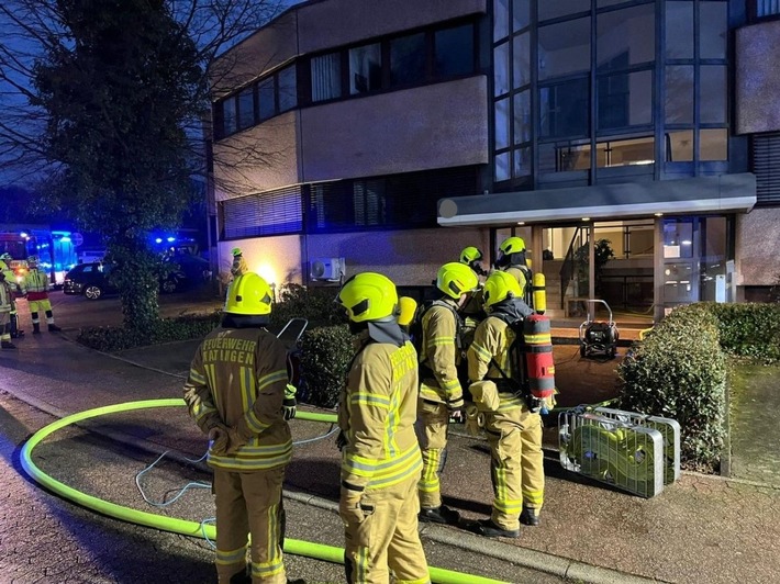 FW Ratingen: Kellerbrand in Ratingen-Lintorf