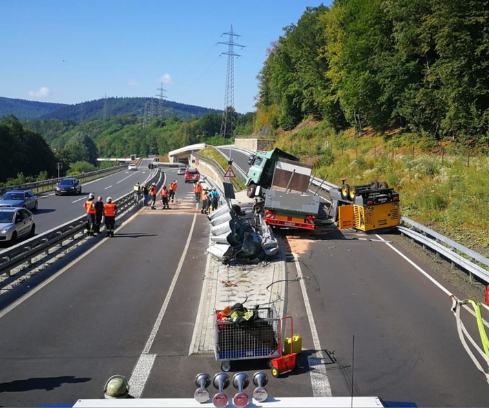POL-SI: Schwerer LKW-Unfall mit 300.000 Euro Sachschaden