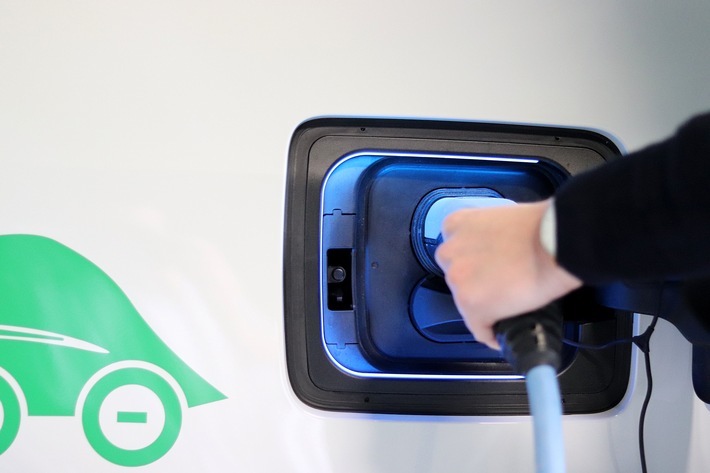 Thüga-Partner erforschen: Was bedeutet Elektromobilität für die Netze? / Wenn viele Kunden ihr E-Auto gleichzeitig laden, können Netzengpässe entstehen. Weiterer Text über ots und www.presseportal.de/nr/18807 / Die Verwendung dieses Bildes ist für redaktionelle Zwecke honorarfrei. Veröffentlichung bitte unter Quellenangabe: "obs/Thüga AG"
