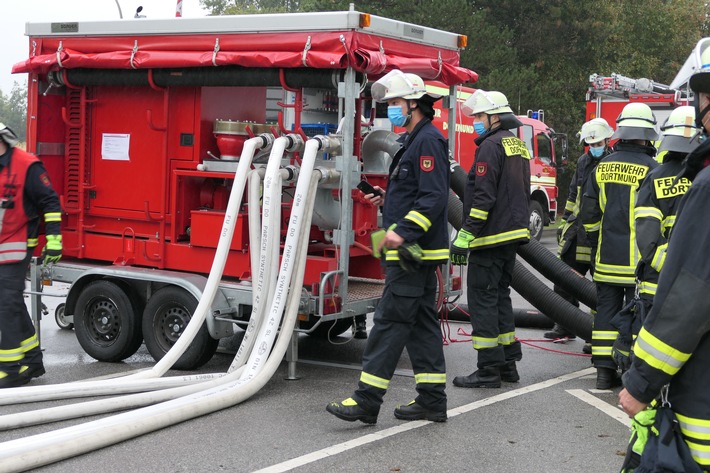 FW-DO: Feuerwehr pumpt Keller nach Rohrbruch leer