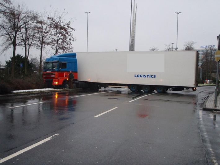 POL-D: Lohausen - Lkw fuhr sich am Terminalring fest - Polizei leitete Verkehr über die Abflugebene um