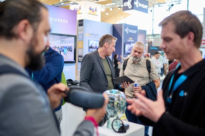 Technologie, von Künstlicher Intelligenz bis zu Extended Reality, kann das Arbeiten und Lernen deutlich vereinfachen - wenn sie nicht als Selbstzweck, sondern strategisch eingesetzt wird. / Weiterer Text über ots und www.presseportal.de/nr/62644 / Die Verwendung dieses Bildes für redaktionelle Zwecke ist unter Beachtung aller mitgeteilten Nutzungsbedingungen zulässig und dann auch honorarfrei. Veröffentlichung ausschließlich mit Bildrechte-Hinweis.