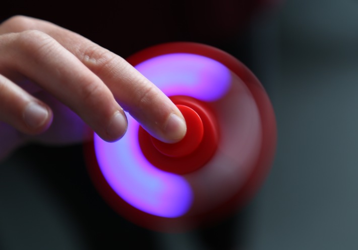 54.000 Fidget Spinner bringen LED für eine Stunde zum Leuchten