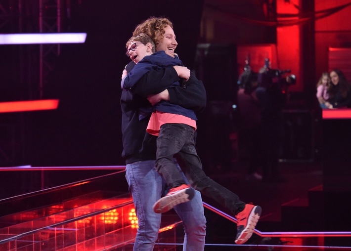 You Don&#039;t Have To Walk Alone: Vollblutmusiker Michael Schulte wirbelt mit Talent Mats über die #VoiceKids-Bühne