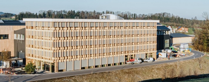 Medienmitteilung Griesser: Designstarke und nachhaltige Beschattung beim neuen Blumer Lehmann Holzbau