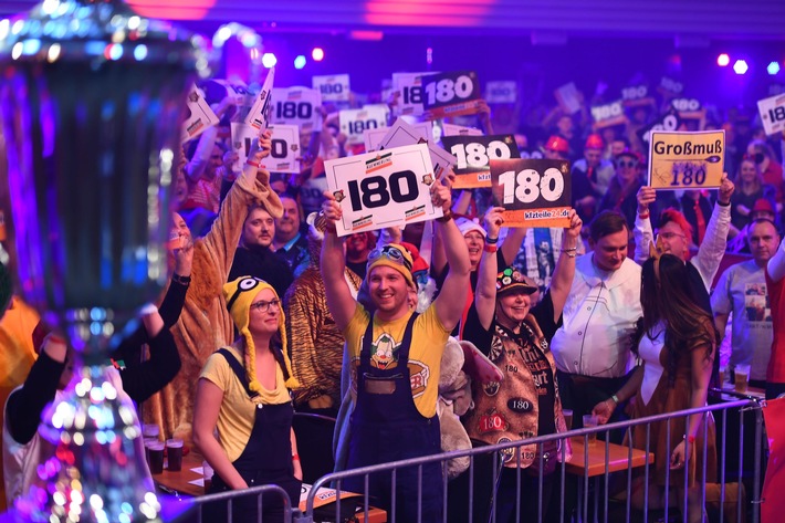 Weltmeister Luke Humphries greift bei der "Promi-Darts-WM" am Samstag auf ProSieben und Joyn nach dem zweiten WM-Titel