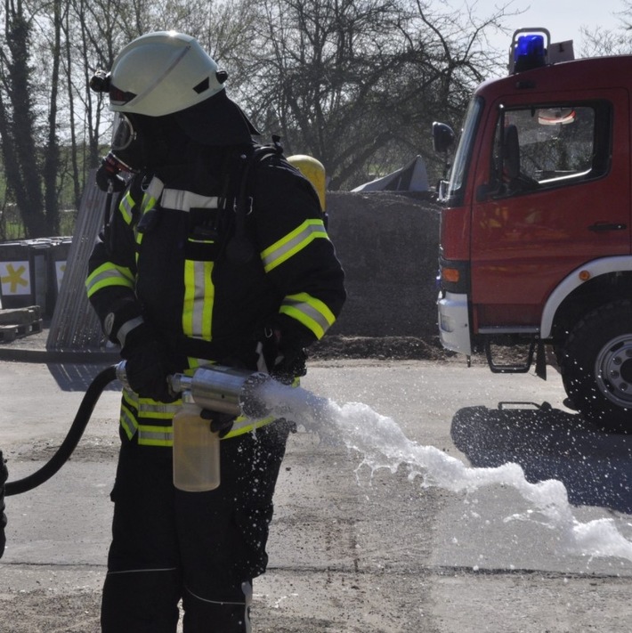 FW-KLE: Benzinleitung gerissen: Feuerwehr legt Schaumteppich