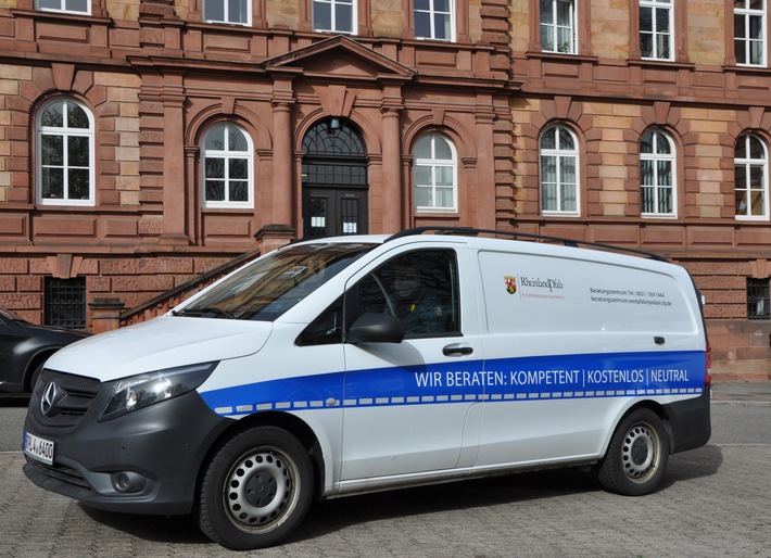 POL-PDPS: Einbruchschutz - Präventionsexperten der Polizei mit Sicherheitsmobil auf dem Exe
