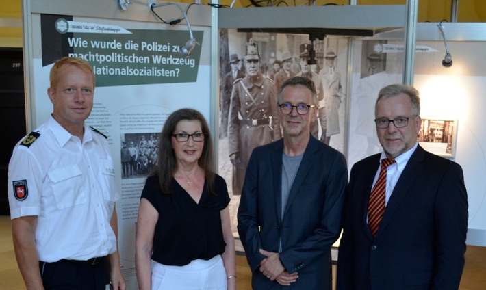 POL-OLD: Erfolgreiche Eröffnungsveranstaltung der Wanderausstellung "Freunde - Helfer - Straßenkämpfer. Die Polizei in der Weimarer Republik" im Alten Landtag