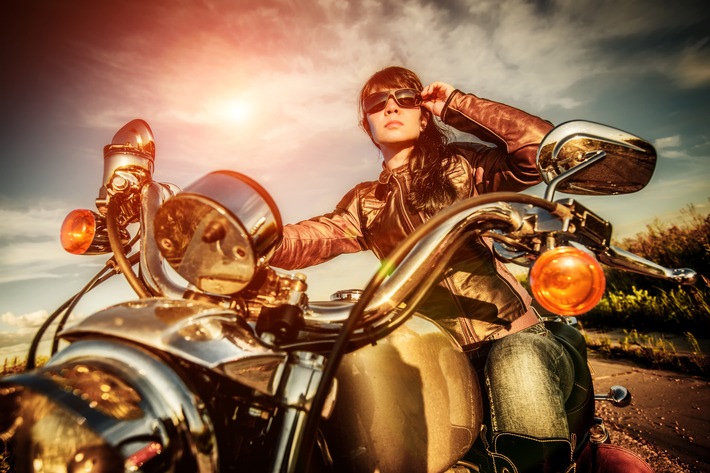 Frauen fahren ab auf Töffs und Roller