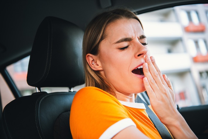 Zeitumstellung und Frühjahrsmüdigkeit: Sicher mit dem Auto in die Osterferien
