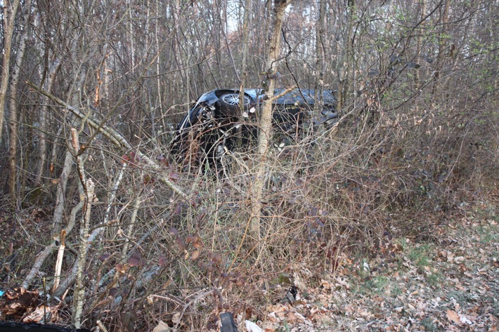 POL-PDKL: Autofahrer fliegt über eine Schutzplanke in ein Waldstück