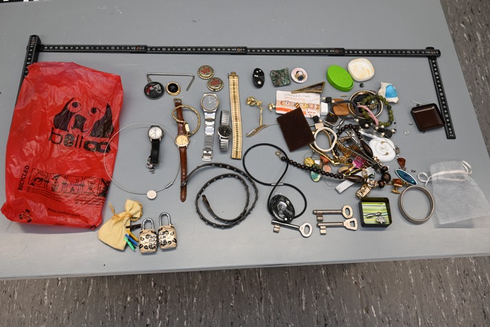 POL-VER: +Polizei sucht Schmuckeigentümer+