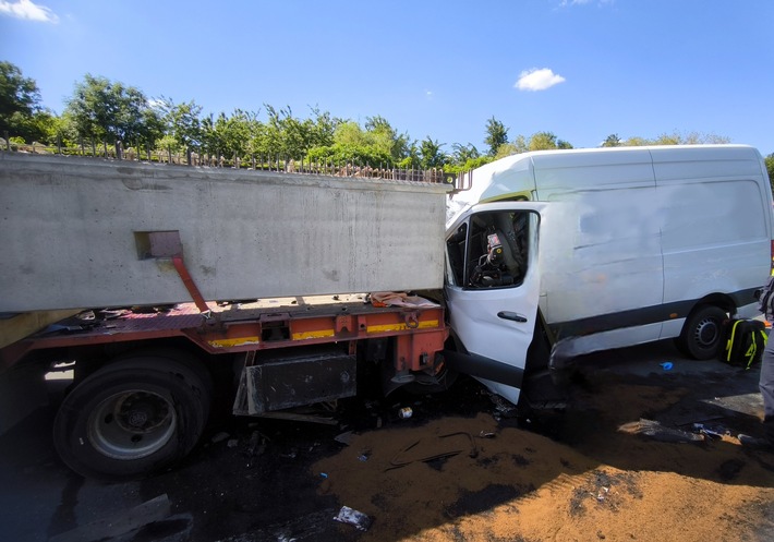 FW-OB: Schwerer Verkehrsunfall auf der A3: Eine verletzte Person