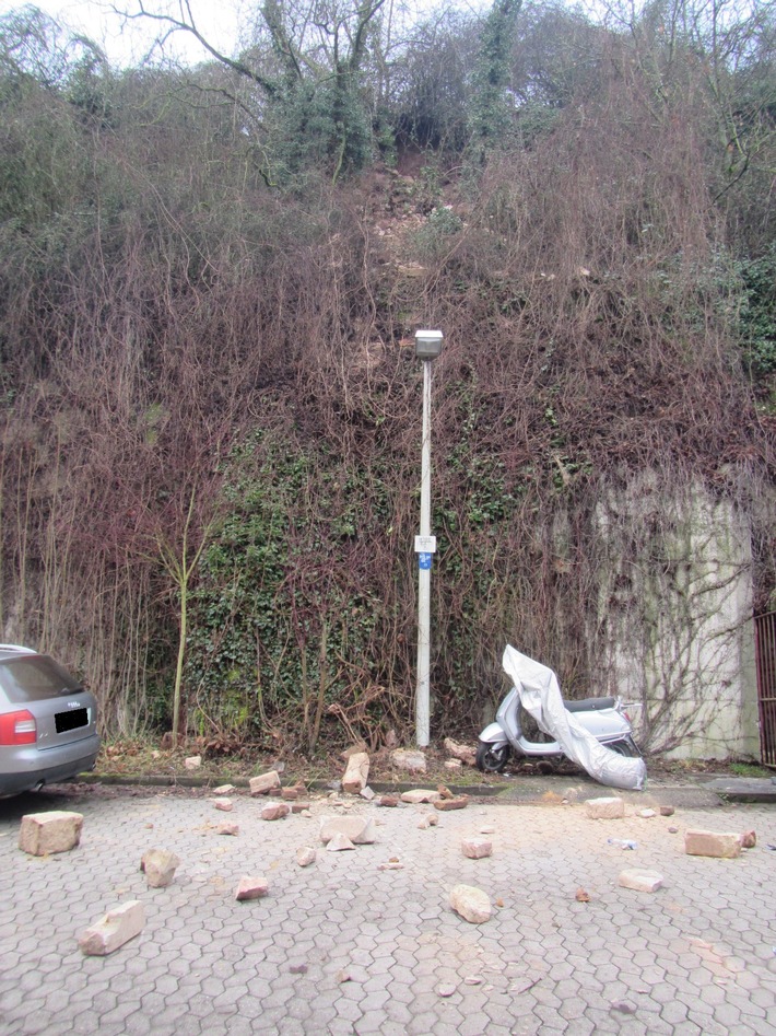 POL-PDKH: Steinschlag am Ende der Kreuznacher Klappergasse
