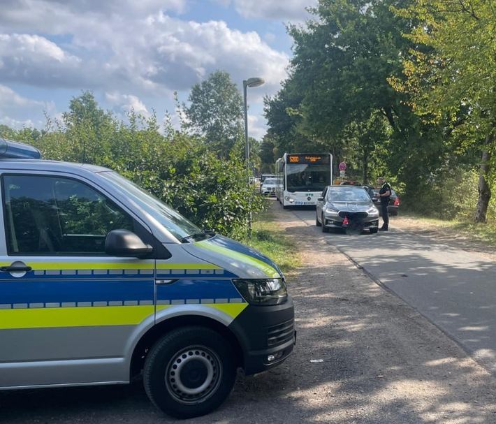 POL-LG: ++ Schockmoment: Radfahrerin übersehen - Lkw überrollt Fahrrad ++ widerspenstiger Fahrgast: Polizei geleitet Mann aus Linienbus - Einweisung veranlasst ++ weitere Schwerpunktkontrollen ++