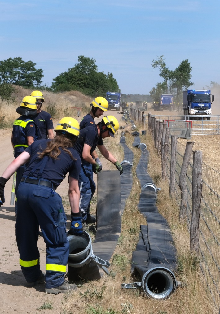 THW SN-TH: Brandeinsatz Gohrischheide: THW Wasserlogistik - Unverzichtbare Unterstützung bei Löscharbeiten der Feuerwehr