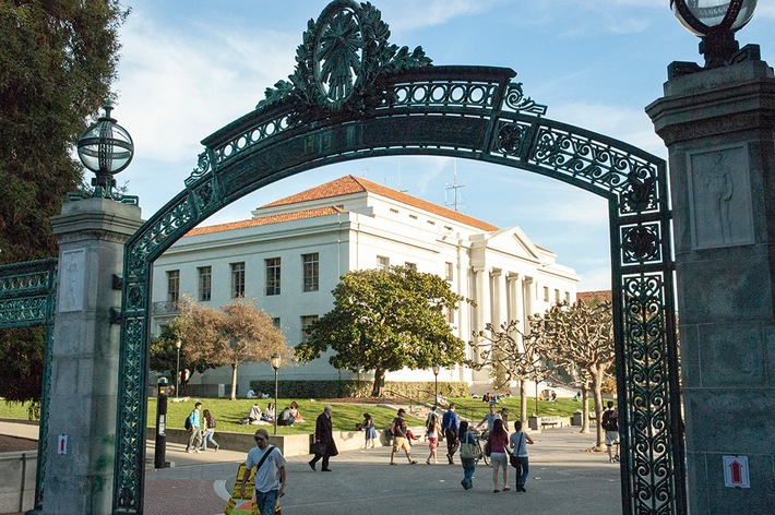 Sproul Hall eingerahmt von Sather Gate / EBS Universität: Neuer Master-Studiengang "Digital Marketing" in Zusammenarbeit mit der UC Berkeley / Weiterer Text über ots und www.presseportal.de/nr/137822 / Die Verwendung dieses Bildes ist für redaktionelle Zwecke honorarfrei. Veröffentlichung bitte unter Quellenangabe: "obs/EBS Universität für Wirtschaft und Recht/© UC Regents / Steve McConnell"