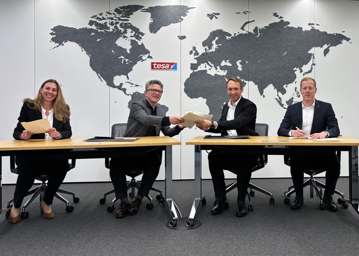 Strategischer Kooperationsvertrag: tesa & ZEISS arbeiten an der Industrialisierung großflächiger Hologrammtechnologie / Partnerschaft als Grundstein für serienreife Verarbeitung holografischer Folien