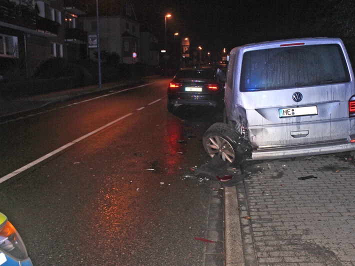 POL-ME: Am Steuer eingeschlafen und großen Sachschaden verursacht - Velbert - 2010059