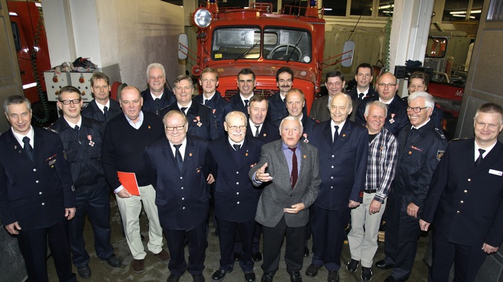 FW-E: Zwanzig Mitglieder der Freiwilligen Feuerwehr für langjährige Mitgliedschaft geehrt, zwei Kameraden seit 1955 bei den ehrenamtlichen Rettern