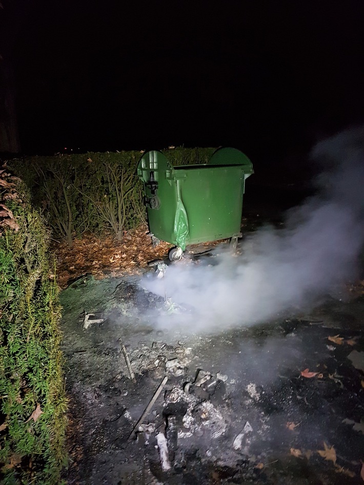 POL-PB: Müllcontainer auf Westfriedhof in Brand gesetzt