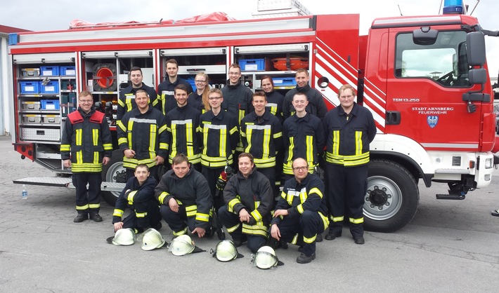FW-AR: 16 Einsatzkräfte der Arnsberger Feuerwehr schließen Grundausbildung ab