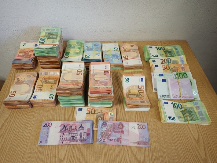 HZA-EF: Ein Auto voller Geld / 227.000 Euro Bargeld vor dem Zoll versteckt