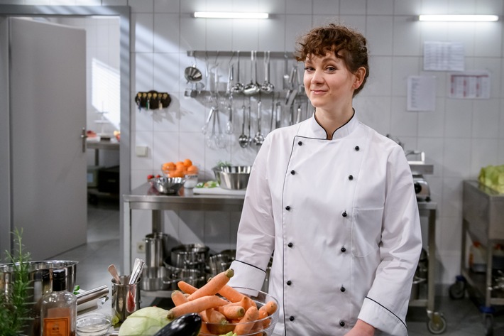 &quot;Sturm der Liebe&quot;: Tina ist zurück! / Mitte April 2022 kommt Christin Balogh in ihrer Rolle als &quot;Tina Kessler&quot; für einige Folgen in den &quot;Fürstenhof&quot; zurück