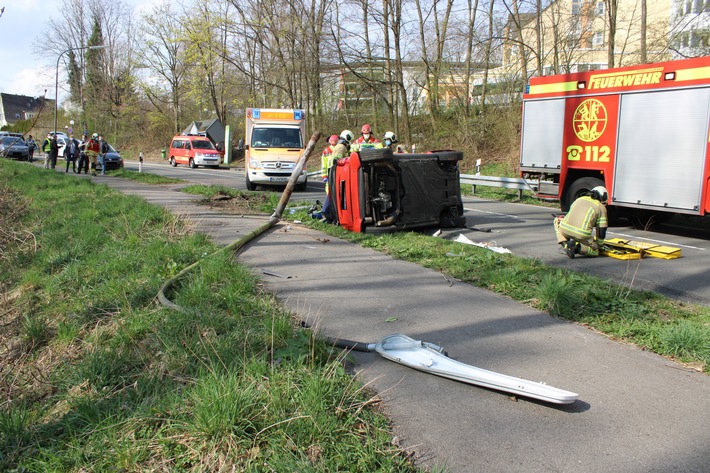 POL-RBK: Wermelskirchen - Totalschaden nach Kollision mit Straßenlaterne