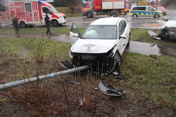 POL-DN: Auto nicht gesehen - Unfall verursacht