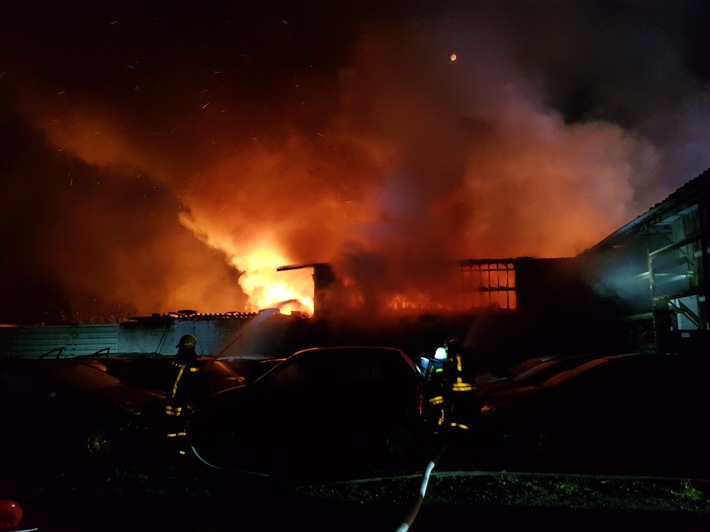 FW-RE: Brand auf Gelände eines Schrotthandels - Lagerhalle in Vollbrand