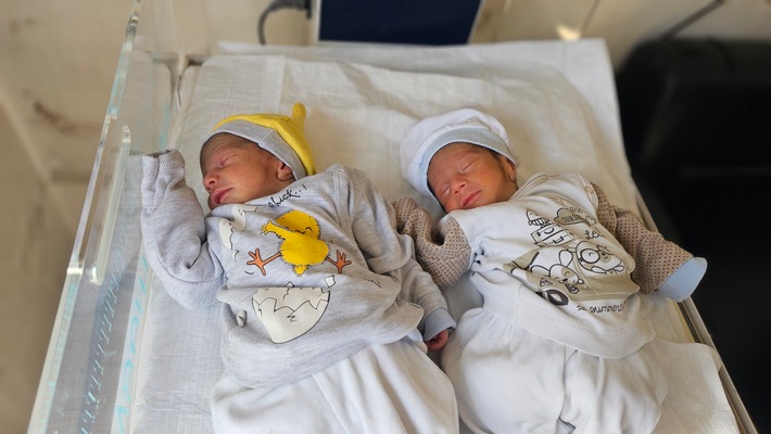 Die Zwillinge Ahmed und Mustafa gehören zu den wenigen Babys in Nordwestsyrien, die noch eine sichere Geburt im Krankenhaus erleben konnten. Viele andere Kinder kommen inzwischen unter gefährlichen Bedingungen auf der Straße oder vor Kliniktüren zur Welt.

Freie Verwendung bei Nennung der Fotografin / Weiterer Text über ots und www.presseportal.de/nr/6745 / Die Verwendung dieses Bildes für redaktionelle Zwecke ist unter Beachtung aller mitgeteilten Nutzungsbedingungen zulässig und dann auch honorarfrei. Veröffentlichung ausschließlich mit Bildrechte-Hinweis.