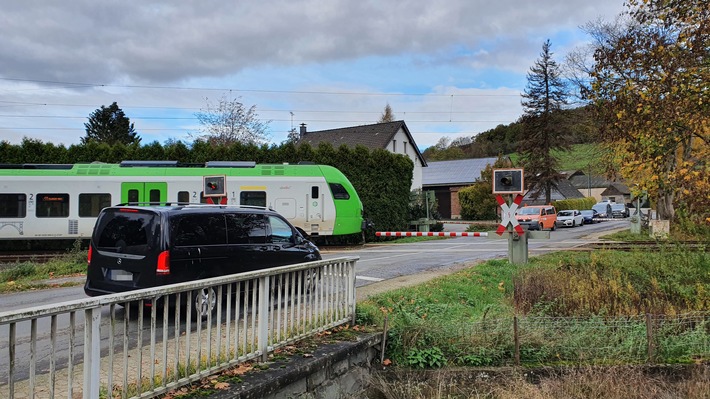 POL-ME: Gefährliche Situationen an Bahnschranken: Polizei warnt - Velbert - 2011009