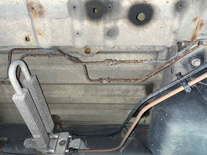 POL-ME: Frischer TÜV trotz "Rostlaube" - Polizei zieht Transporter aus dem Verkehr - Ratingen - 2407074