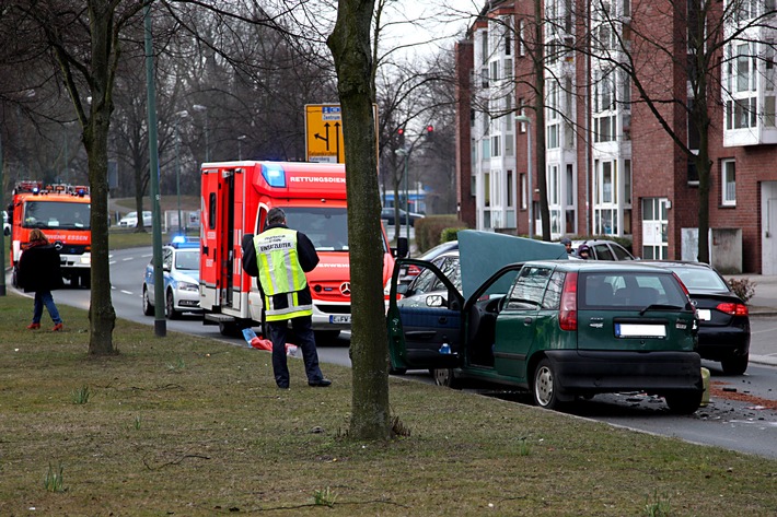 FW-E: Verkehrsunfall Wilhelm-Nieswandt-Allee Höhe Zeche Carl, drei Verletzte