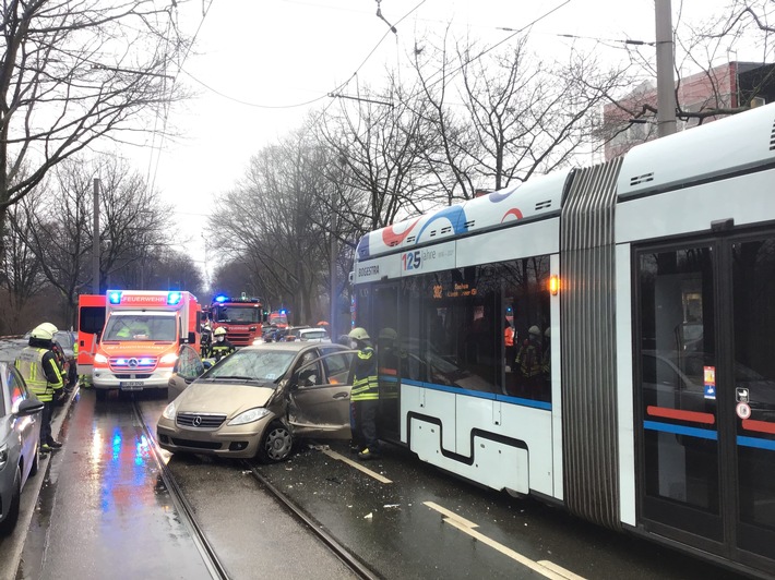 FW-BO: Verkehrsunfall zwischen Straßenbahn und PKW - eine leichtverletzte Person